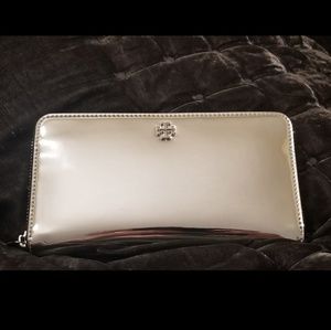 NWT Tory Burch Robinson Mirror cont. Zip